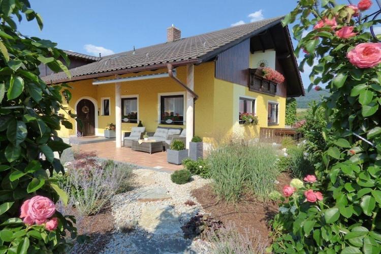 Scenic Apartment With Balcony Garden Deckchairs Barbecue Gleissenberg Экстерьер фото